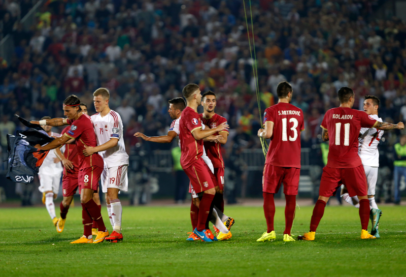 Illustration for article titled Un dron (y una bandera) causan el caos en el partido Serbia-Albania